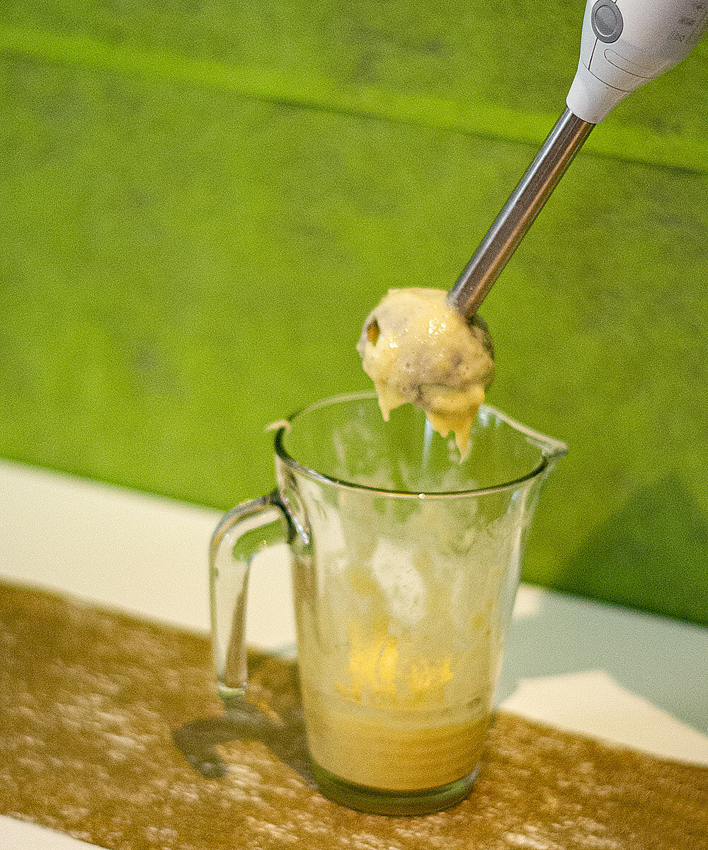 Ananas-Holler-Cocktail mixen